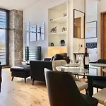 Luxurious 1 Bed Rwy Apartment