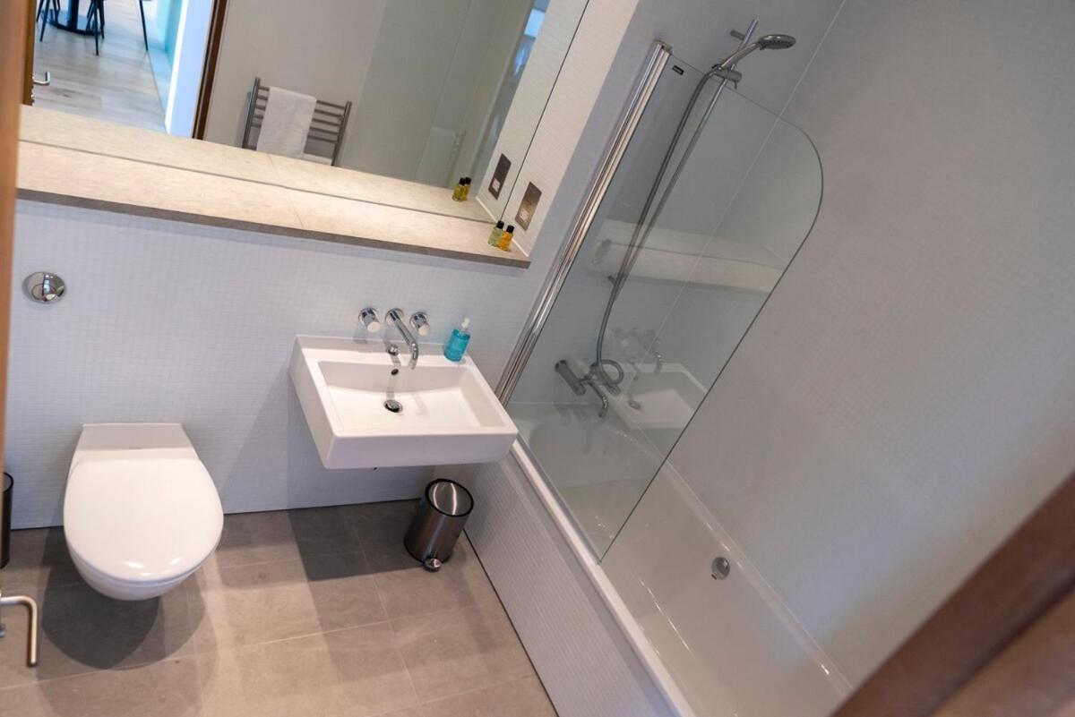Luxurious 1 Bed Rwy *